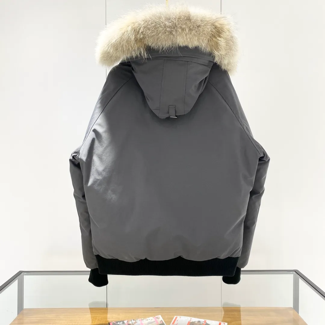 P760 Canada goose/Canada Goose 01 Couple Expedition Parka Down Jacket, authentic original version, you need to compare with the original to check it out at any time, all accessories are customized from the original factory 💯The softness and hardness of the fabric is compared with the original, and it can be restored by kneading at will (fabric misunderstanding: Fabrics with high hardness are not waterproof. Only when you buy the latest authentic version this year will you notice the softness and comfort of the fabric) 💯The down is synchronized with the authentic white duck down, fluffy and not lumpy. Electronically controlled velvet filling machine 💯Customized zippers with authentic YKK military-grade copper core zipper pullers, high hardness and no jamming 💯The fur collar is purchased from Western Canada coyote skin original customization 💯All workmanship and wiring are controlled by workers with more than ten years of experience. They must be horizontal and vertical, and are not allowed to twist. The inner wiring density is more sophisticated. Feel free to compare 💯Big goose label Collar label Washed label Hangtag Zipper cord Pocket label Back label, collar velvet, Velcro fasteners, cuffs, all details are updated simultaneously with genuine products. The best version, the most complete color matching, all kinds of battle products. Color: off-white, black, charcoal gray, navy blue, red, blue. Size: XS-XXL